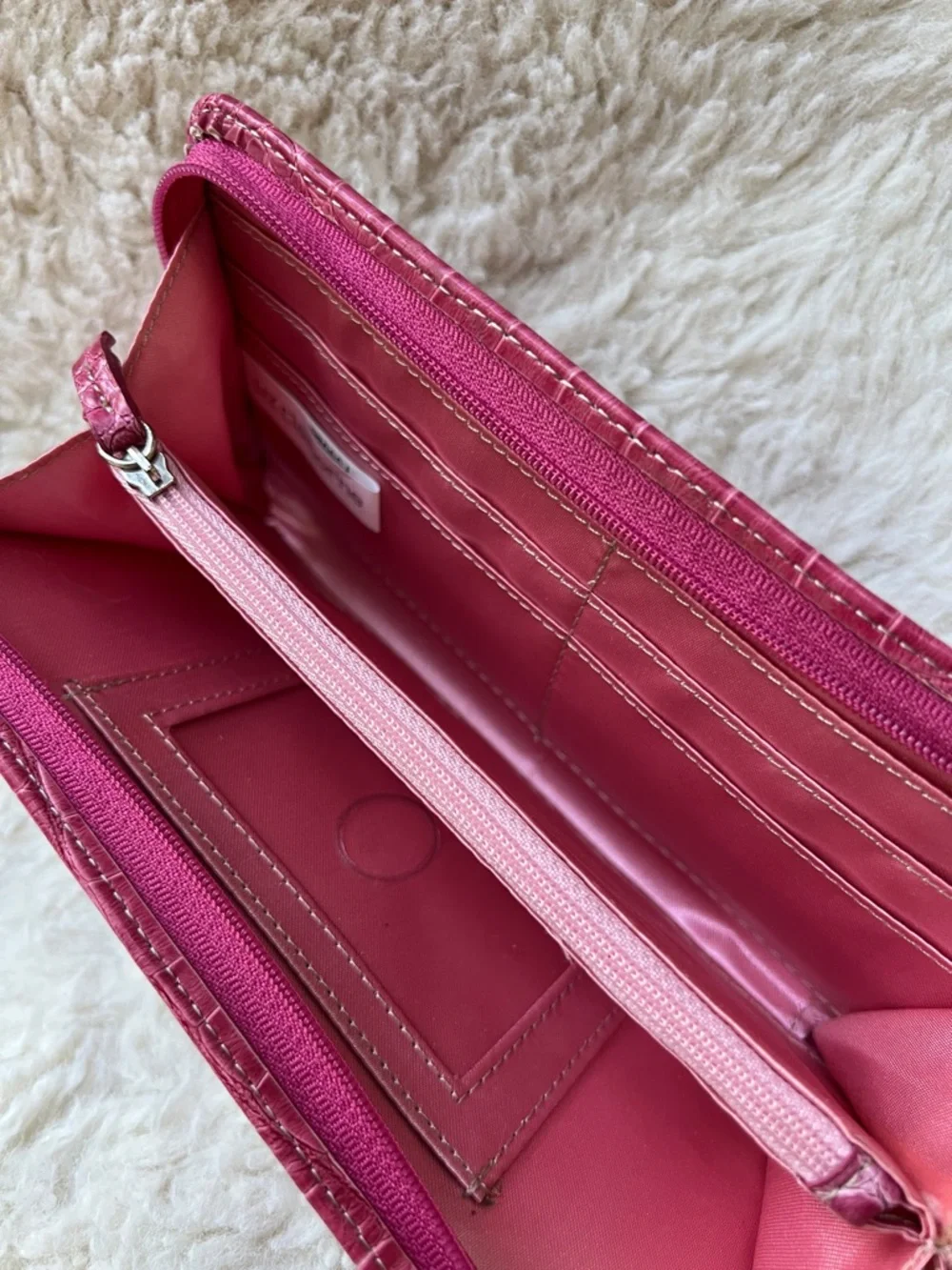 Liz Claiborne Faux Croc Pink Heart Photo Holder Clutch Purse Wallet Wristlet